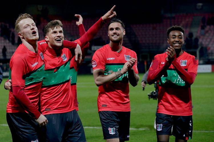 水花交相呼 水花交相呼